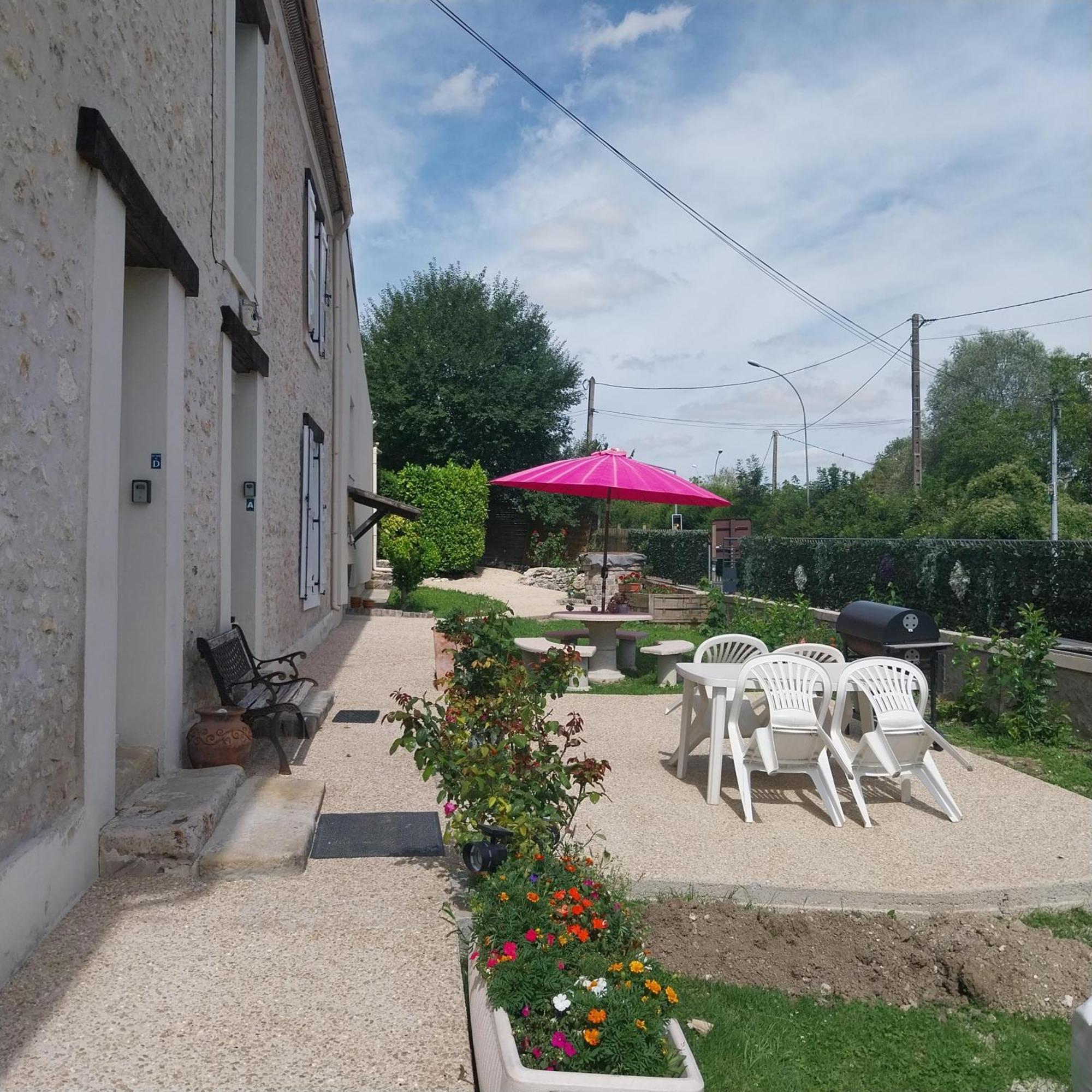 Gite Dans Une Ancienne Corps De Ferme D Провен Екстериор снимка
